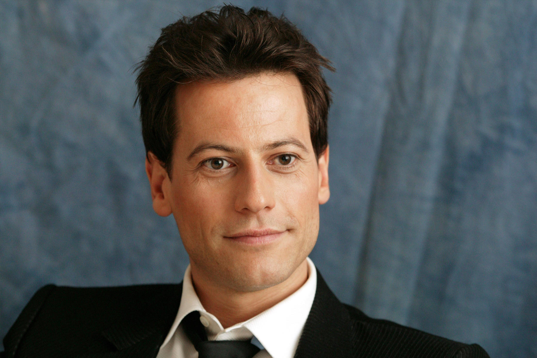 How tall is Ioan Gruffudd?